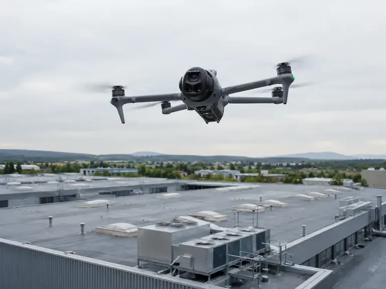 Dron provádí inspekci střechy průmyslového areálu a technologických zařízení